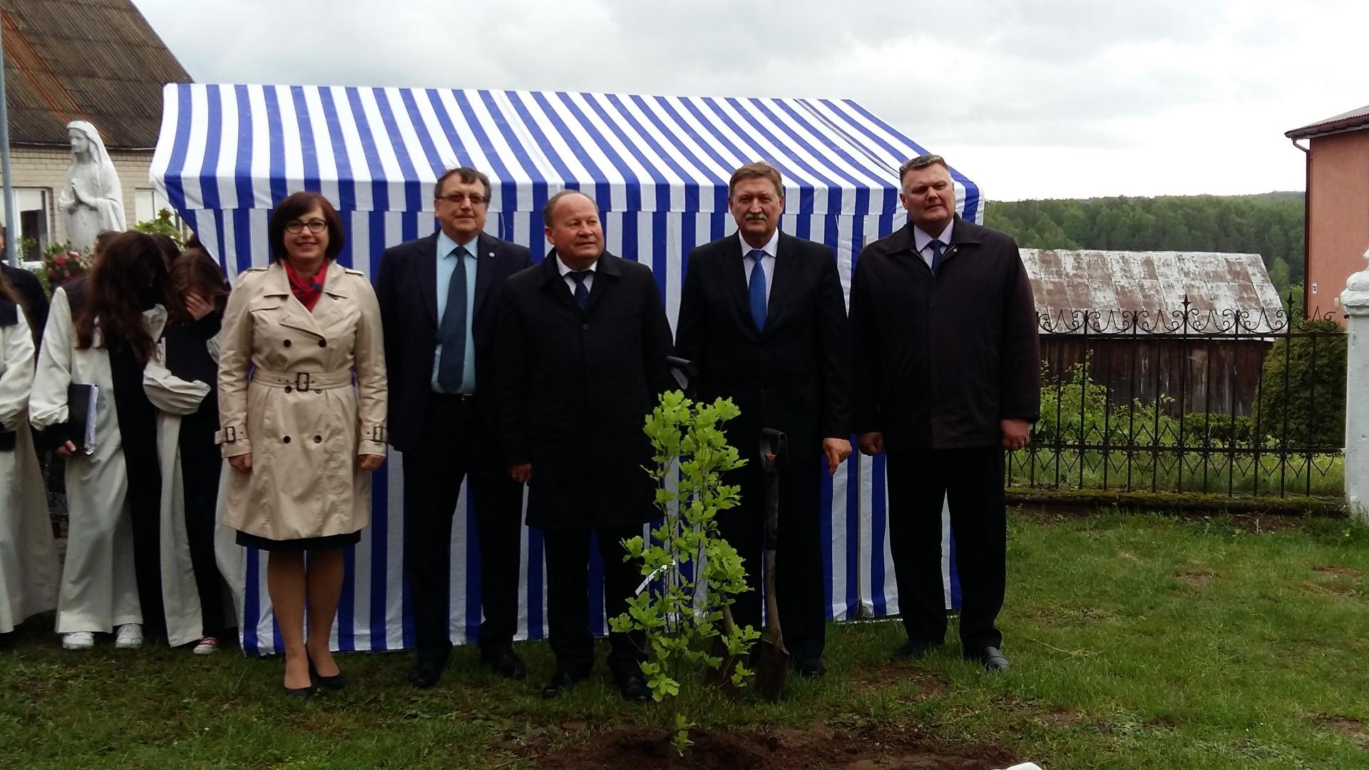 Kunigo S. Bačkio 150 metinių proga pasodintas ąžuoliukas 2016-05-15