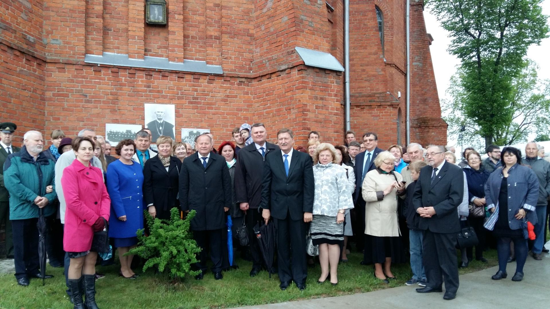 Kunigo St. Bačkio 150 gimimo metinių šventės dalyviai Vilkijos bažnyčios šventoriuje. 2016-05-15