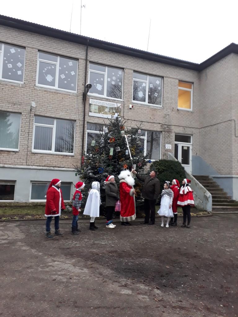 Įžiebus nuostabią saulėtekiečių Ligitos ir Valdas Oržekauskų dovanotą jų pačių išaugintą žaliaskarę, išdabintą originaliais, nedūžtančiais, vietos gyventojų rankų darbo papuošalais, prasidėjo tikra kalėdinė pasaka