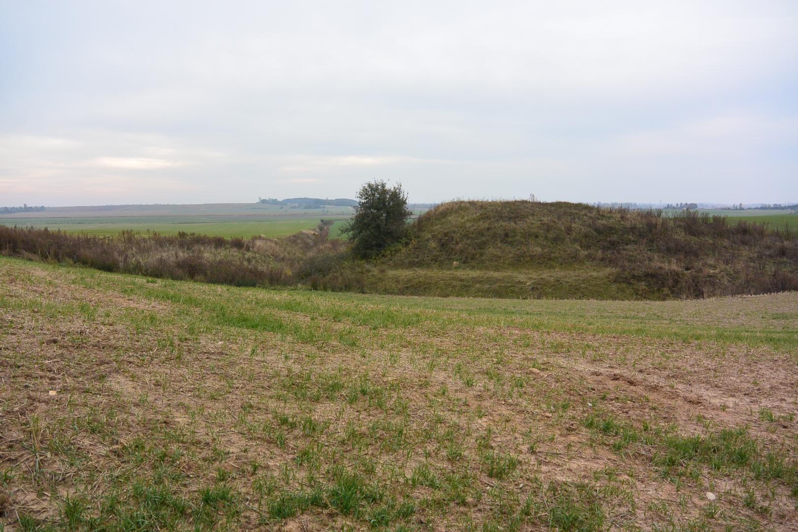 Vyšpilio piliakalnis. Antalkių-Padauguvos kaimų riba.