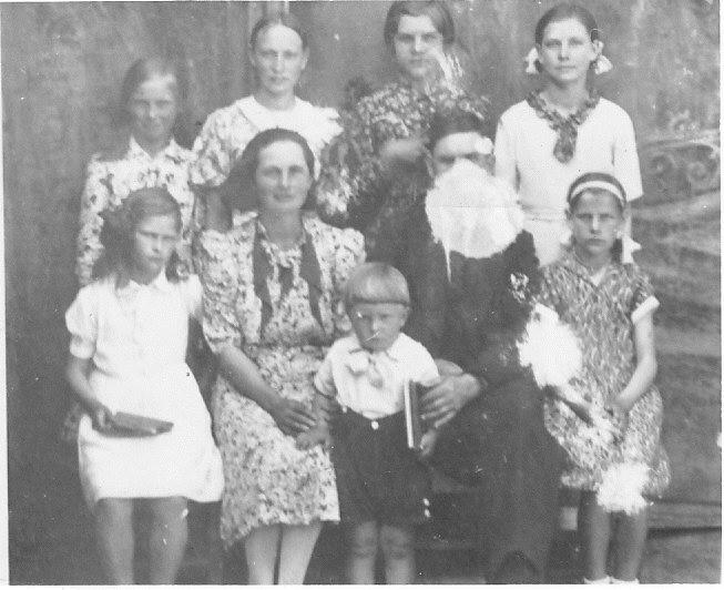 1938m. Jokavų pradinė mokykla. Mokytojas Jonas Pavėsis su mokinėmis ir šeima