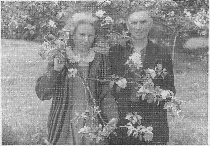1963 m. Mokytoja Malesta Pavėsytė ir tėtis J. Pavėsis dirbęs mokytoju Jokavų mokykloje 1938-1939 . Simono Alosevičiaus sode.