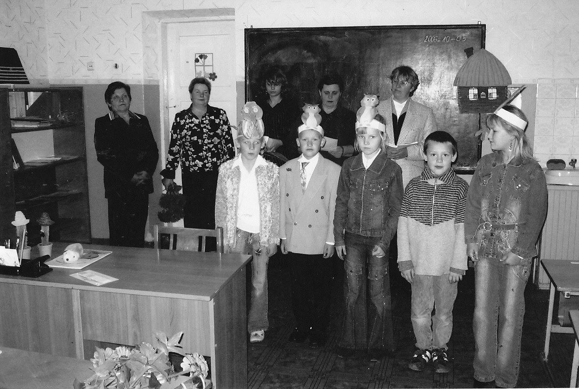 2006 metai. Mokytojų dienos proga Sveikina R. Jarienė, Z. Grajauskienė, V.Rudžianskaitė, E. petrauskienė, B.Rudžianskienė ir padauguvos mokyklos mokininiai: iš kairės E.Jonaitytė, P.Vitkauskas, A.Sabaliauskas, V.Vitkauskaitė 