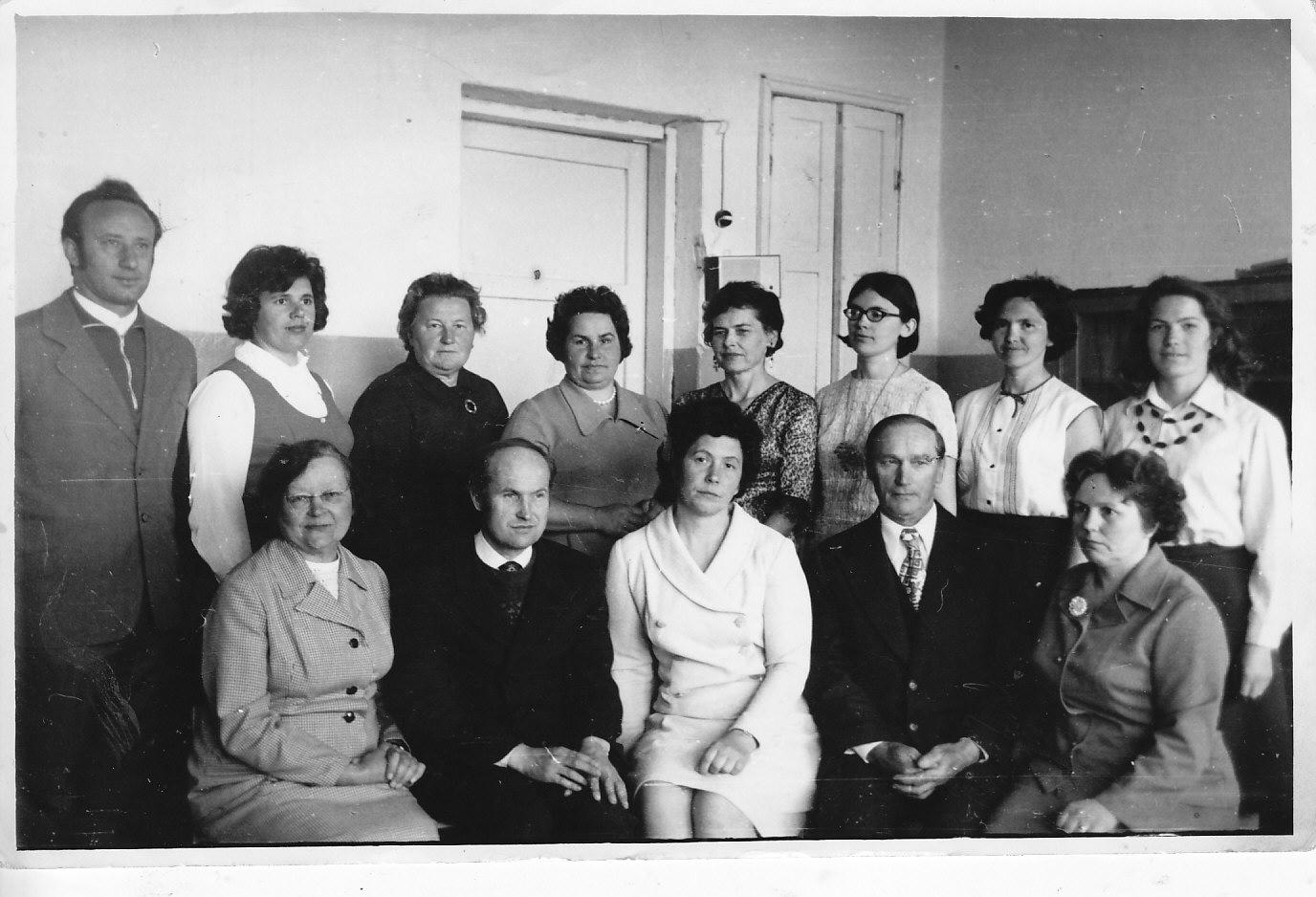 1976 m. Sėdi: Girlevičienė Elena, Astrauskas Arūnas, Matulaitienė Nadiežda, Kudirka Kazys, Mockienė Aldona. Stovi: Šiaudytis Donatas, Každikienė, Paškauskaitė elena, Vasiliauskienė Vitalija, Astrauskaitė Jurgina, Prokopienė Nastutė, Liveraitė Vanda, Karosevičiūtė Zita