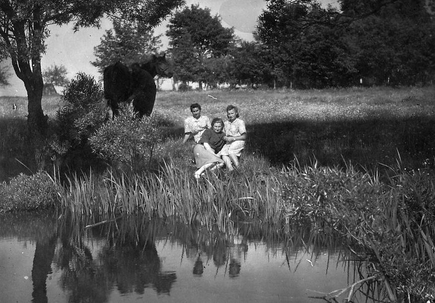 Prie Zauniškių mokyklos prūdo 1953 m. Paškauskaitė Elena, Zelenkevičiūtė Antanina, Raguotytė Vitalija.