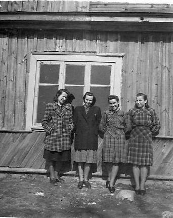 Zauniškių mokykos mokytojos Gailiuvienė Elena, Zokaitienė Birutė, Raguotytė Vitalija, Zelenkevičiūtė Antanina
