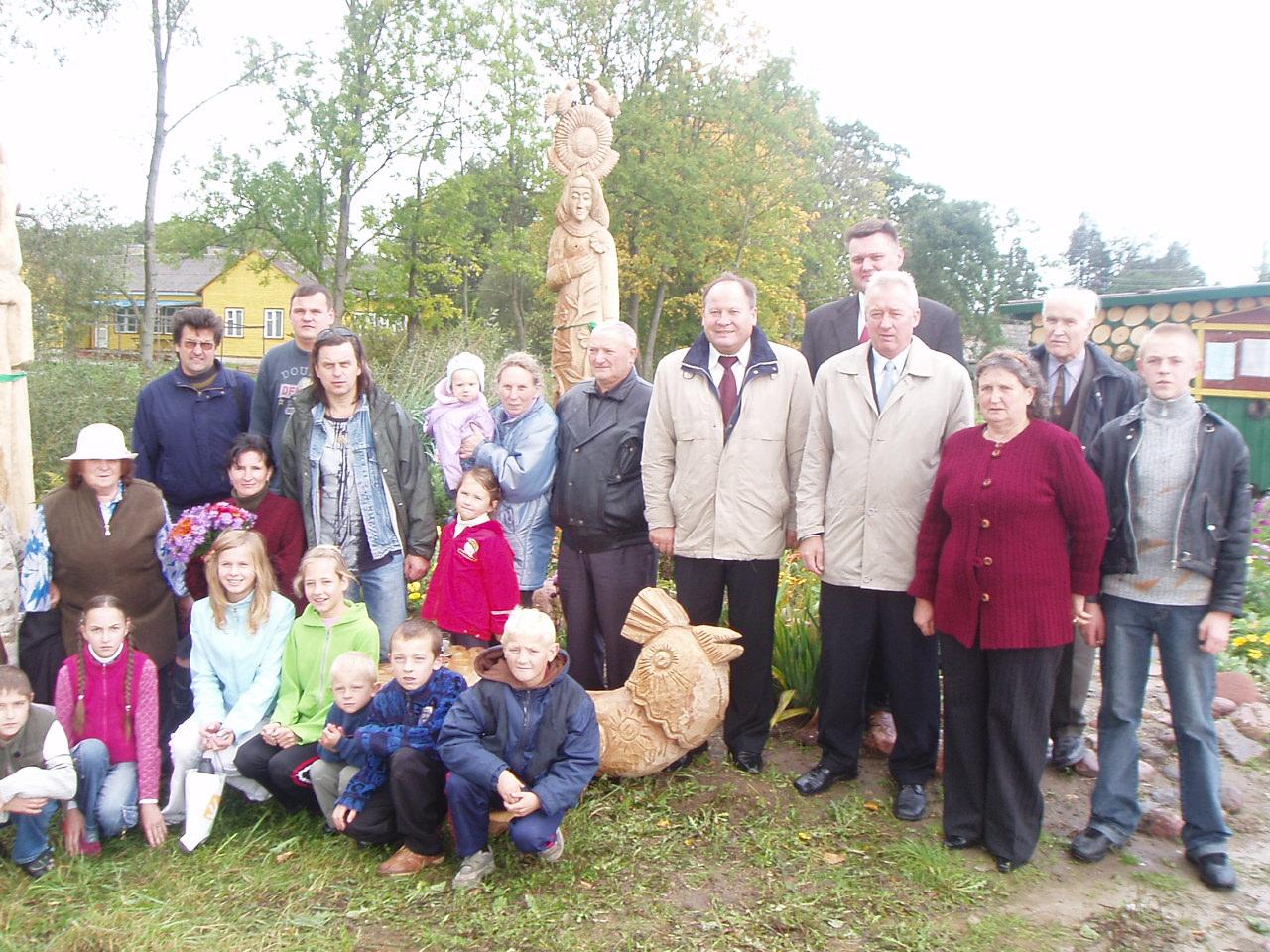 skulptūrų atidengimo šventė Purviškiuose 2005-09-04.